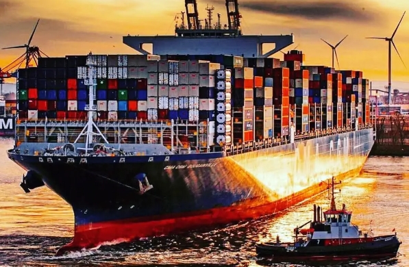 世界经济互联互通的背景下，青岛港如何应对挑战，不断发展壮大？
