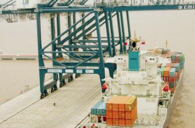 如何应对国际物流货物到达目的港无人提货的问题？